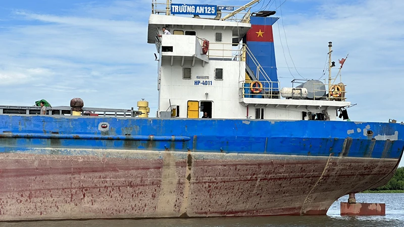 Chiếc tàu gây ra sự cố đứt dây điện trung thế, đứt cáp quang mạng Viettel, mạng VNPT.