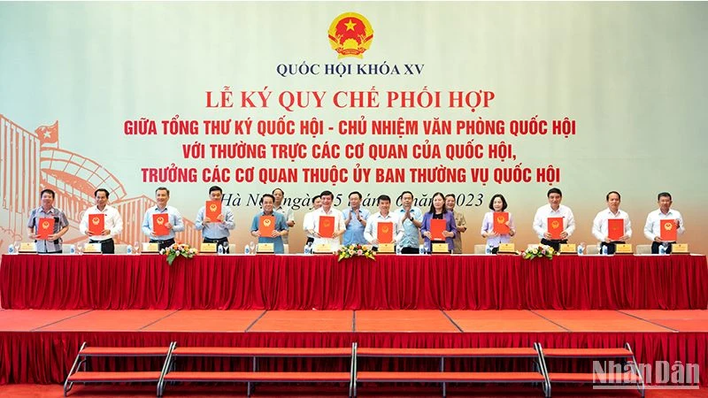 Lễ ký kết quy chế phối hợp giữa Tổng Thư ký, Chủ nhiệm Văn phòng Quốc hội với Thường trực các cơ quan của Quốc hội, Trưởng các cơ quan thuộc Ủy ban Thường vụ Quốc hội. (Ảnh: Duy Linh)