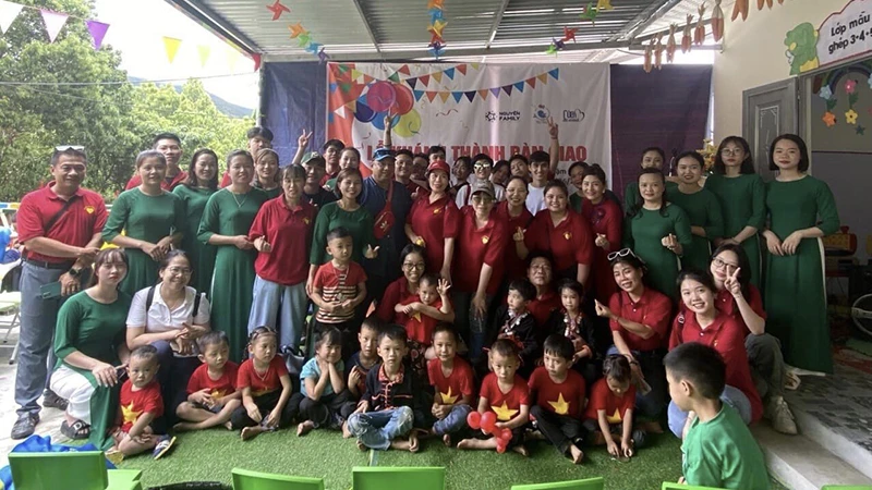 Các nghệ sĩ và các em nhỏ tại điểm trường Liên Sưu.