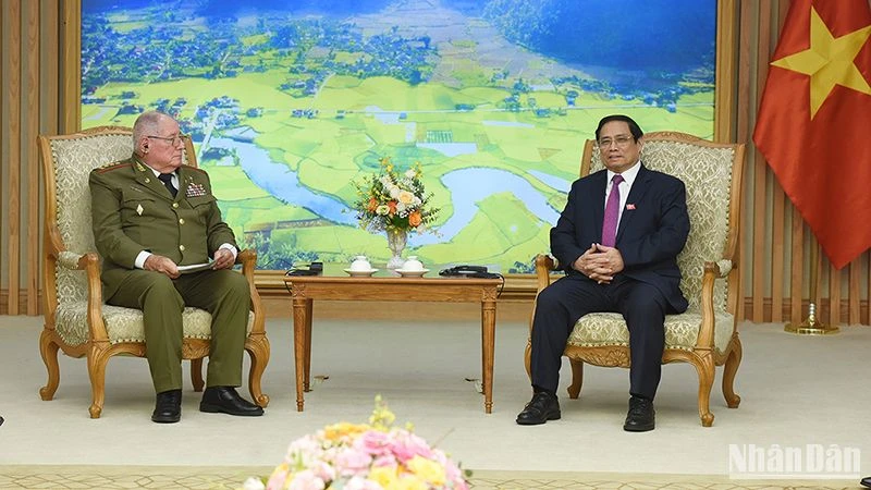 Thủ tướng Phạm Minh Chính tiếp Bộ trưởng Các Lực lượng vũ trang Cách mạng Cuba Álvaro López Miera. 