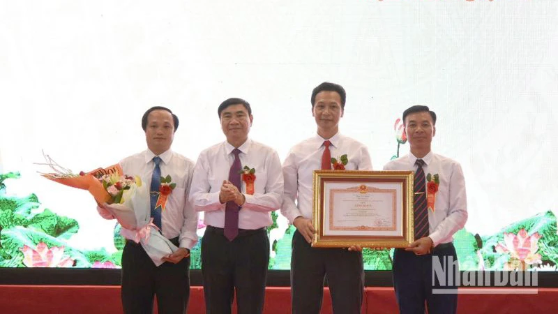 Bí thư Tỉnh ủy Điện Biên chuyển trao Bằng khen của Thủ tướng Chính phủ cho huyện Nậm Pồ.