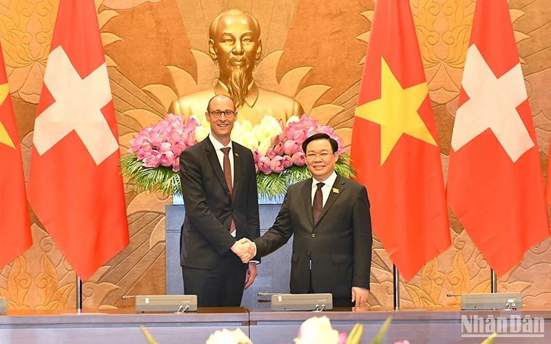 Chủ tịch Quốc hội Vương Đình Huệ với Chủ tịch Hội đồng Quốc gia Thụy Sĩ Martin Candinas.