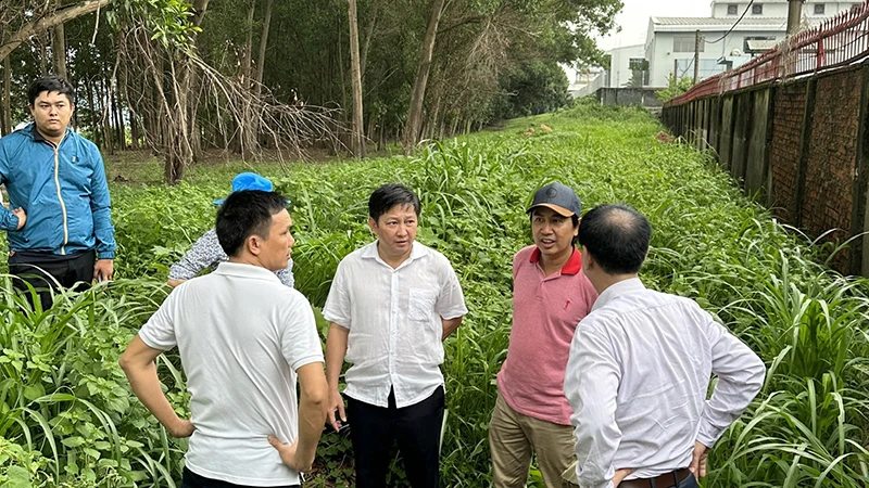 Lực lượng Sở Tài nguyên và Môi trường hai tỉnh Đồng Nai, Bình Dương kiểm tra hiện trường khu vực gần suối Xiệp.