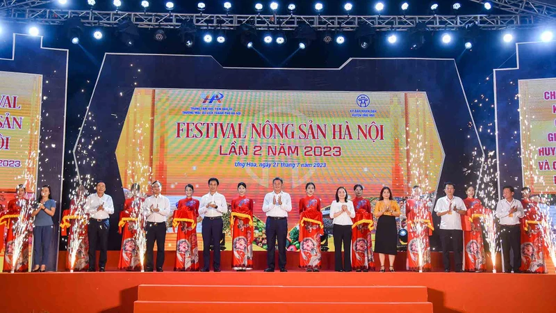 Các đại biểu cắt băng khai mạc Festival nông sản Hà Nội lần 2 năm 2023.