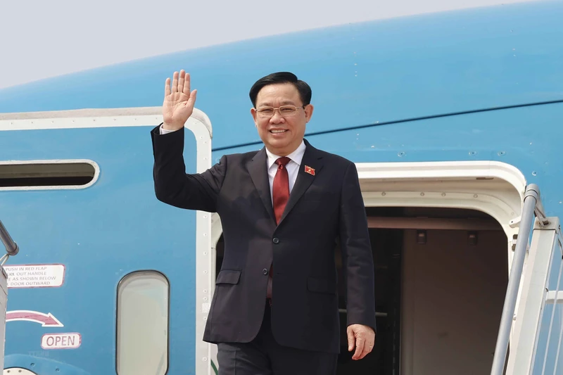 Chủ tịch Quốc hội Vương Đình Huệ và Đoàn Đại biểu Cấp cao Quốc hội Việt Nam đến thủ đô Jakarta bắt đầu thăm chính thức Cộng hòa Indonesia và dự Đại Hội đồng Liên Nghị viện các nước ASEAN (AIPA) lần thứ 44. 