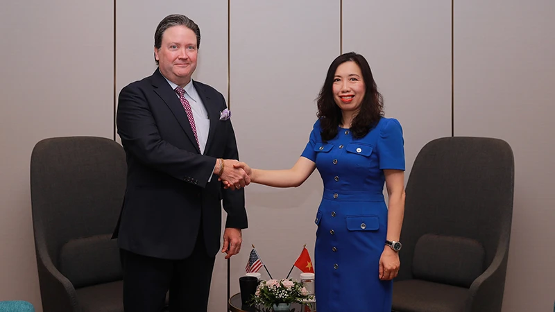 Thứ trưởng Ngoại giao Lê Thị Thu Hằng và Đại sứ Hoa Kỳ Marc Knapper. (Ảnh: Bộ Ngoại giao)