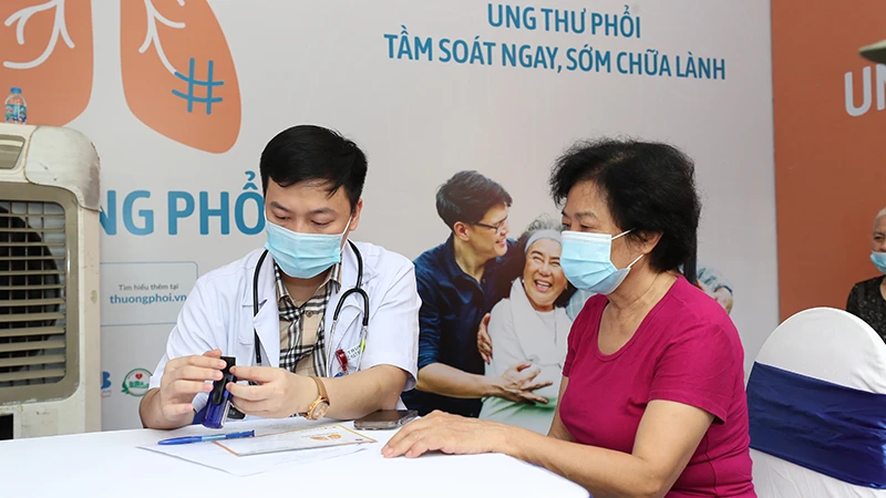 Người tham dự được khám, tư vấn bệnh hô hấp và chụp X-quang lồng ngực miễn phí trong khuôn khổ Lễ phát động chiến dịch. 