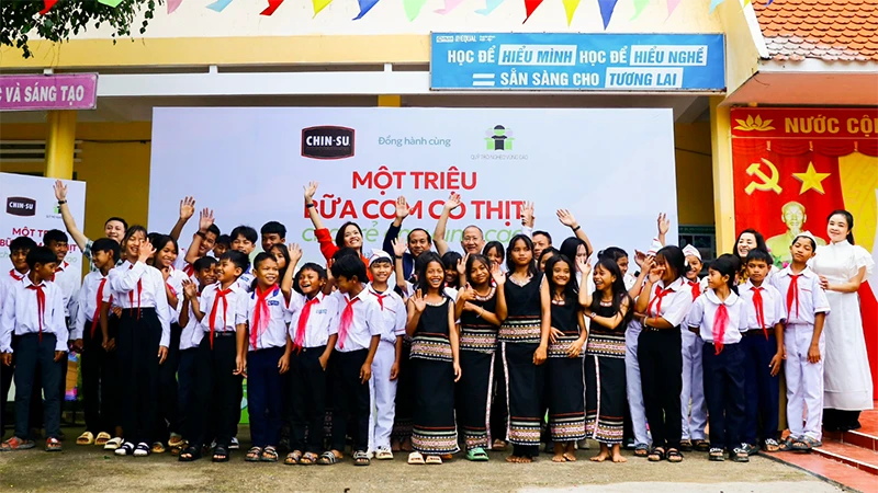 Một triệu bữa cơm có thịt do Chin-su cùng Quỹ Trò nghèo vùng cao thực hiện chính thức khởi động tại Trường phổ thông dân tộc bán trú Trung học cơ sở Măng Cành, Kon Tum.