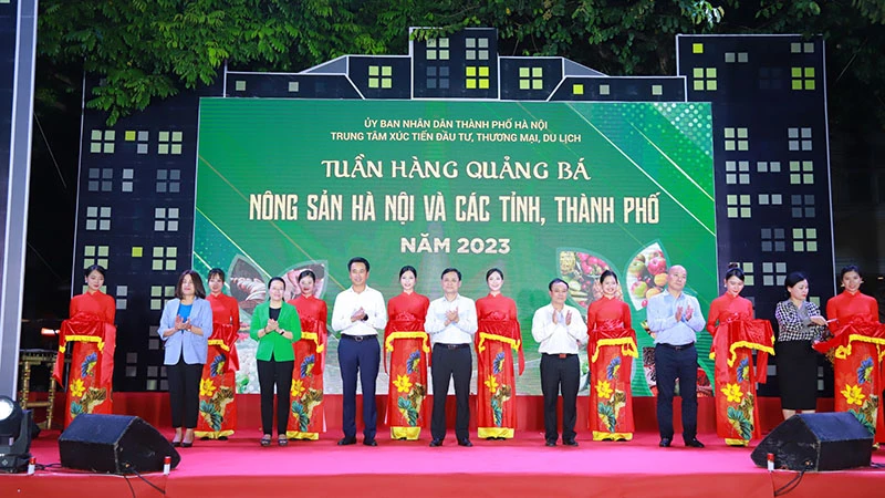 Các đại biểu cắt băng khai mạc Tuần hàng quảng bá nông sản Hà Nội và các tỉnh, thành phố 2023. 