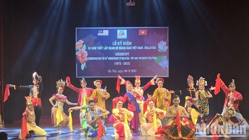 Tiết mục văn nghệ tại lễ kỷ niệm.