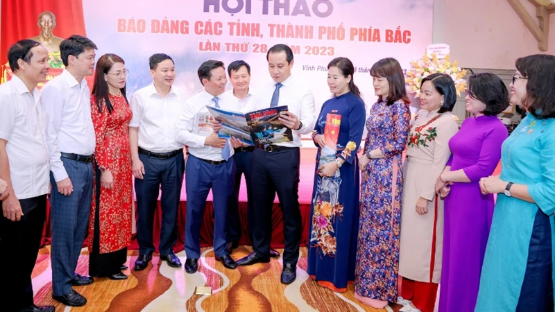 Các đại biểu trao đổi kinh nghiệm viết báo về nông thôn mới.