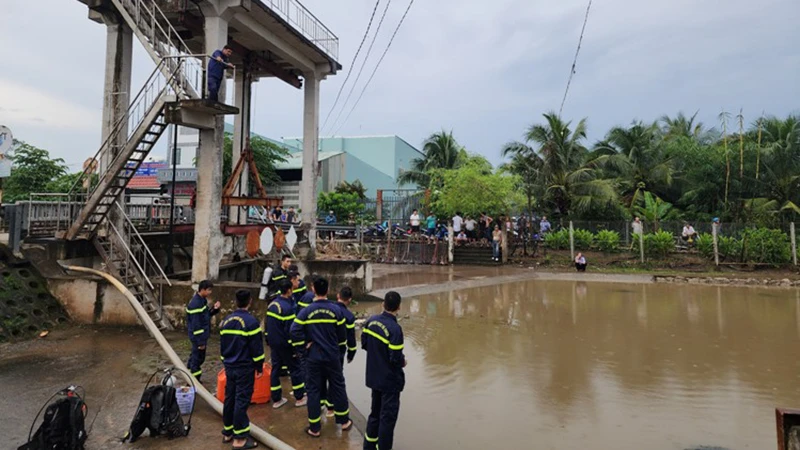 Lực lượng cứu hộ có mặt tại hiện trường để tìm kiếm nạn nhân.