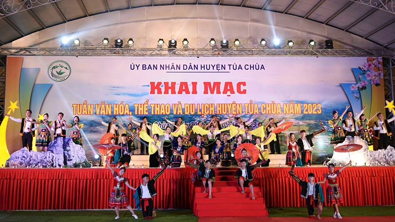 Chương trình văn nghệ đặc sắc do các diễn viên, nhân dân huyện Tủa Chùa biểu diễn tại Lễ khai mạc Tuần Văn hóa, Thể thao và Du lịch Tủa Chùa.