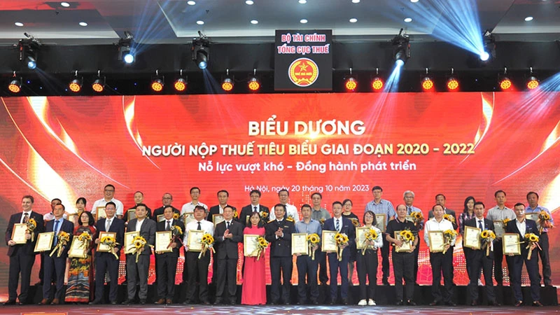 Các doanh nghiệp nộp thuế tiêu biểu giai đoạn 2020-2022 được tuyên dương tại hội nghị.