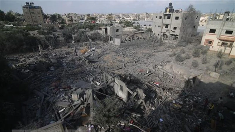 Tòa nhà bị phá hủy sau một cuộc không kích của Israel xuống thành phố Khan Younis ở Dải Gaza, ngày 21/10/2023. (Ảnh: THX/TTXVN)