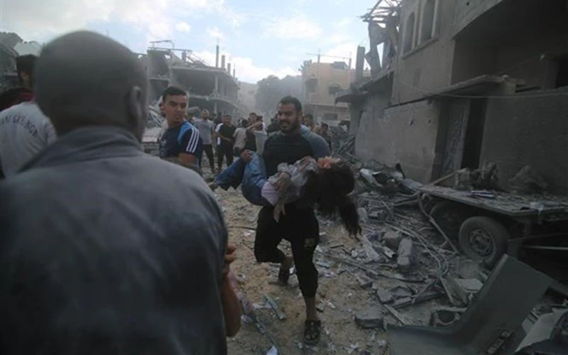Chuyển một em nhỏ bị thương sau loạt không kích của Israel xuống thành phố Rafah, Dải Gaza ngày 17/10. (Ảnh: THX/TTXVN)