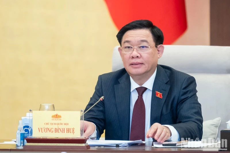Chủ tịch Quốc hội Vương Đình Huệ phát biểu tại cuộc họp. 