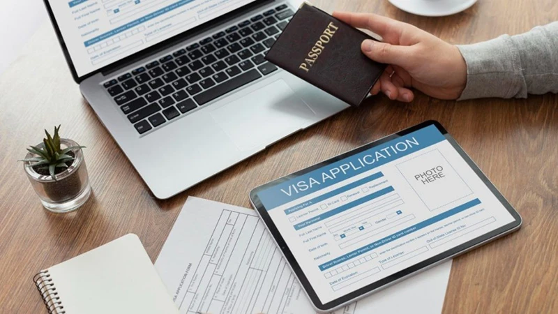 Việc chuyển đổi sang số hóa quy trình cấp visa cũng sẽ giúp những người đăng ký không phải hẹn trước tại các lãnh sự quán. (Ảnh: Freepik)