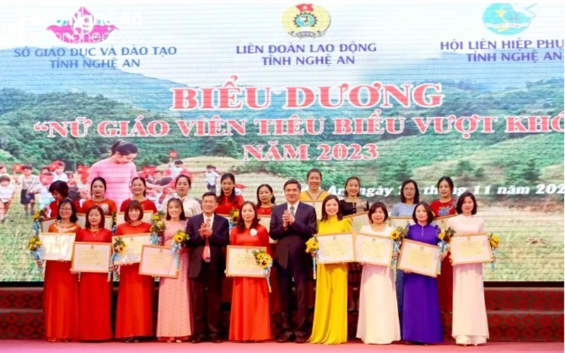 Tặng bằng khen cho các nữ giáo viên vượt khó tiêu biểu.