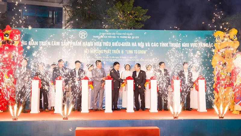 Các đại biểu cắt băng khai mạc hội nghị.