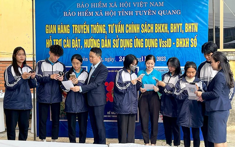 Hướng dẫn sử dụng ứng dụng VssID cho các em học sinh. (Ảnh: Hải Chung)