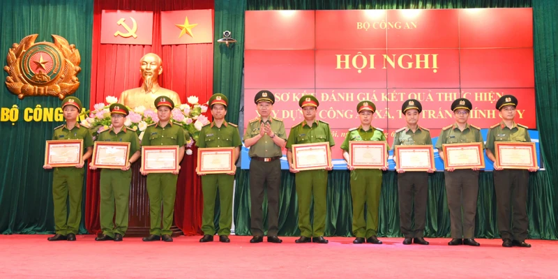 Bộ trưởng Công an Tô Lâm tặng bằng khen cho cá nhân, tập thể có thành tích xuất sắc tại Hội nghị trực tuyến sơ kết, đánh giá kết quả thực hiện xây dựng Công an xã, thị trấn chính quy. (Ảnh :cand.com.vn)