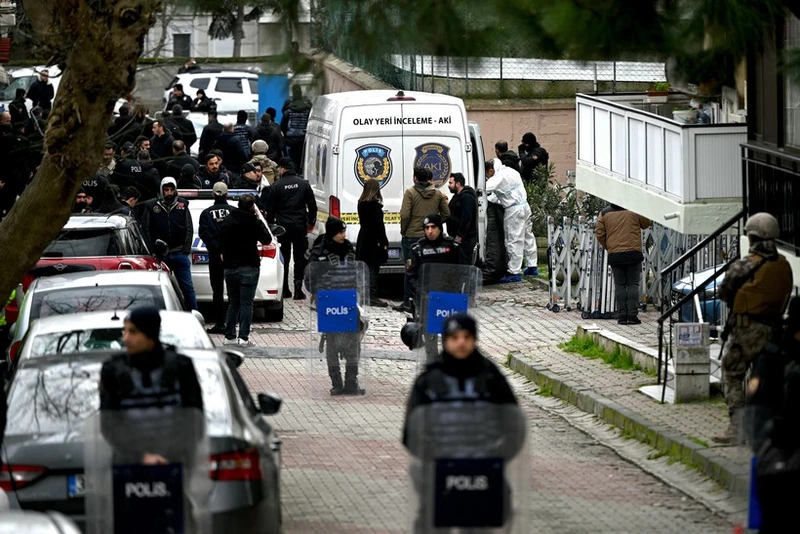 Cảnh sát được triển khai tại khu vực nhà thờ ở thành phố Istanbul, Thổ Nhĩ Kỳ sau vụ tấn công ngày 28/1/2024. (Ảnh: AFP/TTXVN)