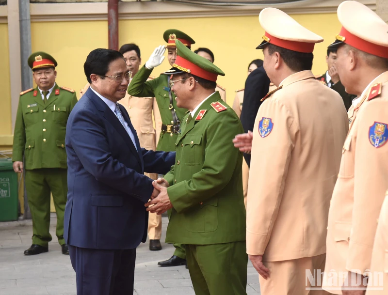 Thủ tướng Phạm Minh Chính đến thăm, chúc Tết Cục Cảnh sát giao thông.