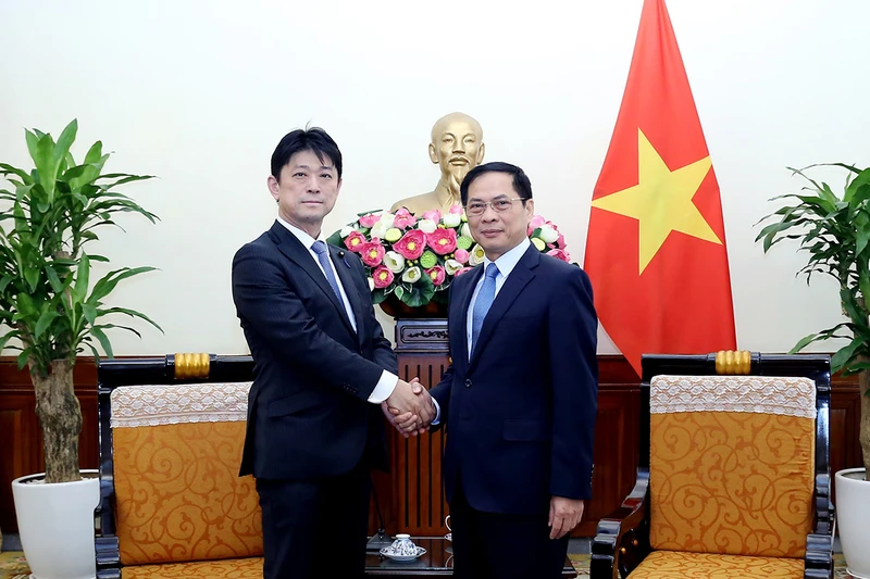 Bộ trưởng Ngoại giao Bùi Thanh Sơn tiếp Hạ nghị sĩ, Thứ trưởng Ngoại giao Nhật Bản ông Komura Masahiro. (Ảnh: Bộ Ngoại giao)
