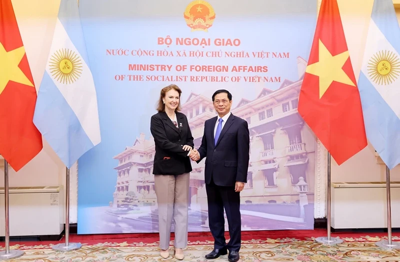 Bộ trưởng Ngoại giao Bùi Thanh Sơn tiếp Bộ trưởng Ngoại giao, Ngoại thương và Tôn giáo Argentina Diana Elena Mondino. (Ảnh: Lâm Khánh/TTXVN)