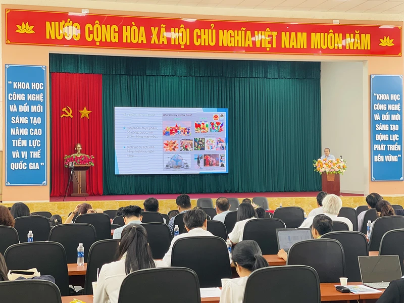 Giám đốc Trung tâm Chứng nhận phù hợp QUACERT Trần Quốc Dũng phát biểu tại Hội thảo.