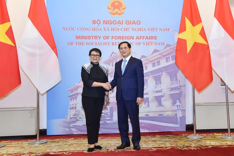 Bộ trưởng Ngoại giao Bùi Thanh Sơn và Bộ trưởng Ngoại giao Indonesia Retno Marsudi đồng chủ trì kỳ họp lần thứ 5 Ủy ban hợp tác song phương Việt Nam-Indonesia. (Ảnh: Bộ Ngoại giao)