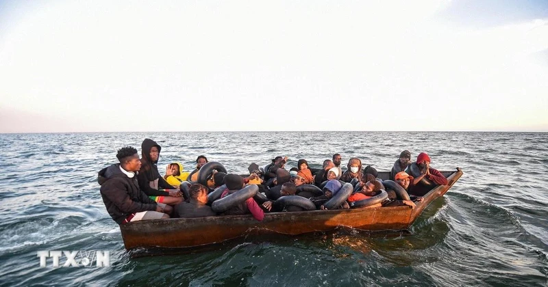 Người di cư lênh đênh trên Địa Trung Hải ở ngoài khơi bờ biển thành phố Sfax, Tunisia. (Ảnh: AFP/TTXVN)