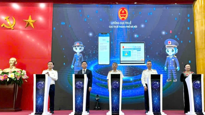 Các đại biểu bấm nút ra mắt ứng dụng “Trợ lý ảo hỗ trợ người nộp thuế”.