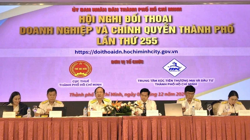 Phó Cục trưởng Cục Thuế Thành phố Hồ Chí Minh Nguyễn Tiến Dũng chủ trì Hội nghị Đối thoại với doanh nghiệp và người nộp thuế. 