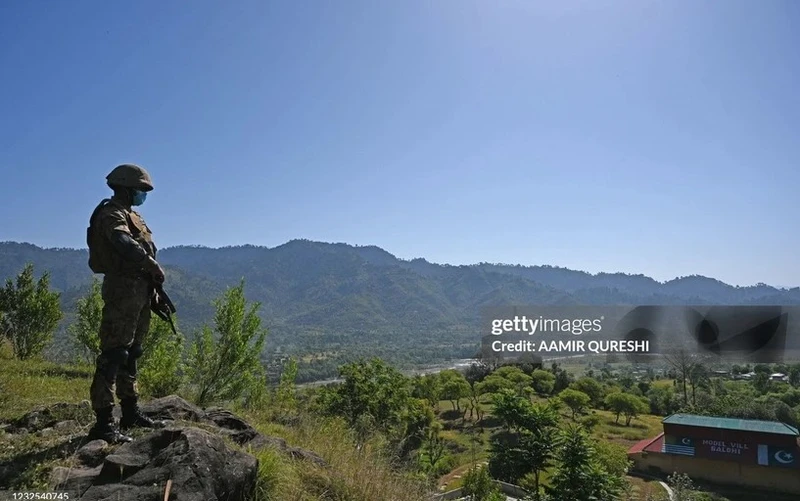 Một người lính Pakistan đứng gác gần Đường kiểm soát, biên giới thực tế giữa Ấn Độ và Pakistan tại làng Salohi, quận Poonch thuộc Kashmir do Pakistan quản lý vào ngày 26/4/2021. (Ảnh: Getty Images)