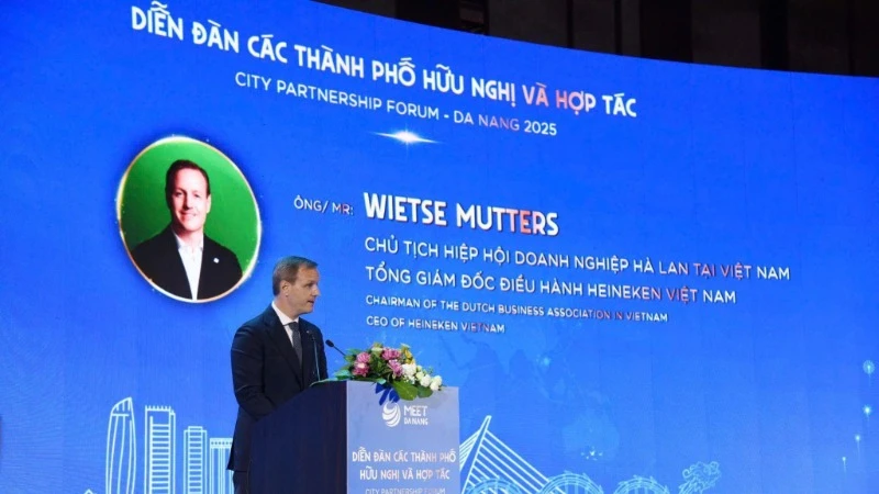 Ông Wietse Mutters Tổng Giám đốc Điều hành HEINEKEN Việt Nam phát biểu tại Diễn đàn Các thành phố Hữu nghị và Hợp tác. 