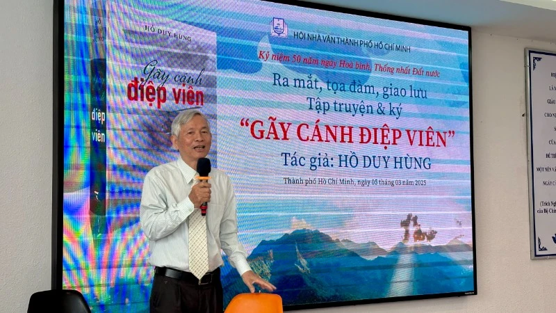 Tác giả Hồ Duy Hùng chia sẻ tại buổi ra mắt sách.