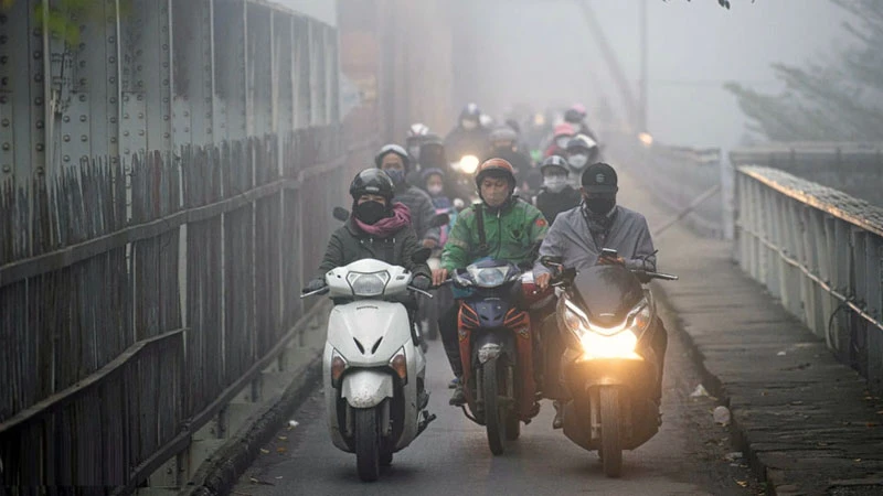 Khu vực Hà Nội trời nhiều mây, đêm và sáng sớm có mưa nhỏ, mưa phùn và sương mù rải rác.