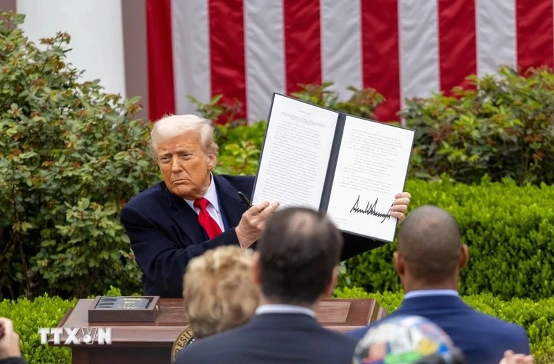 Tổng thống Mỹ Donald Trump ký sắc lệnh tại Nhà Trắng ngày 2/4/2025. (Ảnh: THX/TTXVN)