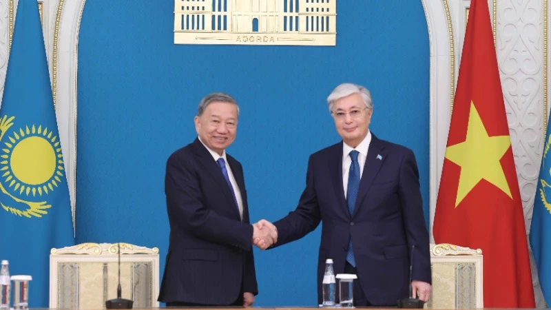 Tổng Bí thư Tô Lâm và Tổng thống Kassym-Jomart Tokayev thông qua Tuyên bố chung về thiết lập quan hệ Đối tác chiến lược Việt Nam-Kazakhstan. (Ảnh: TTXVN)