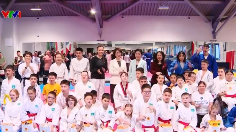 Phu nhân Ngô Phương Ly thăm nơi đào tạo các vận động khuyết tật ở Kazakhstan. (Ảnh: VTV)