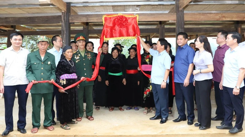 Bí thư Tỉnh ủy Hà Giang thực hiện nghi thức khánh thành nhà mới cho gia đình thương binh Mai Trung Liên, xã Yên Định, huyện Bắc Mê.