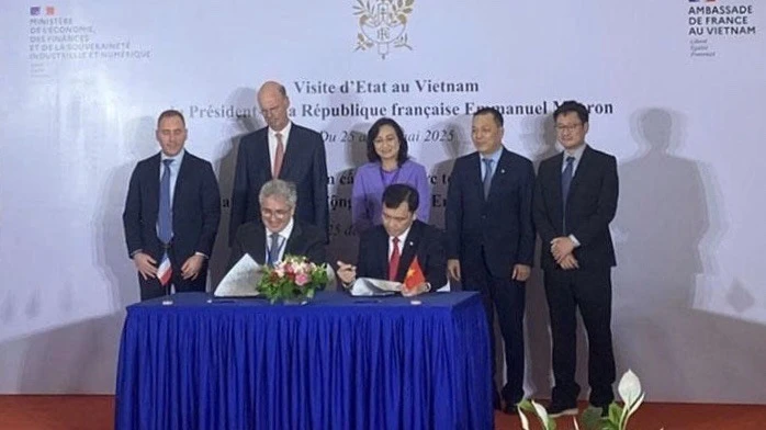 Tổng Giám đốc EVNSPC Nguyễn Phước Đức và Chủ tịch HDF Energy Damien Havard ký kết hợp tác phát triển điện hydrogen xanh tại Việt Nam.