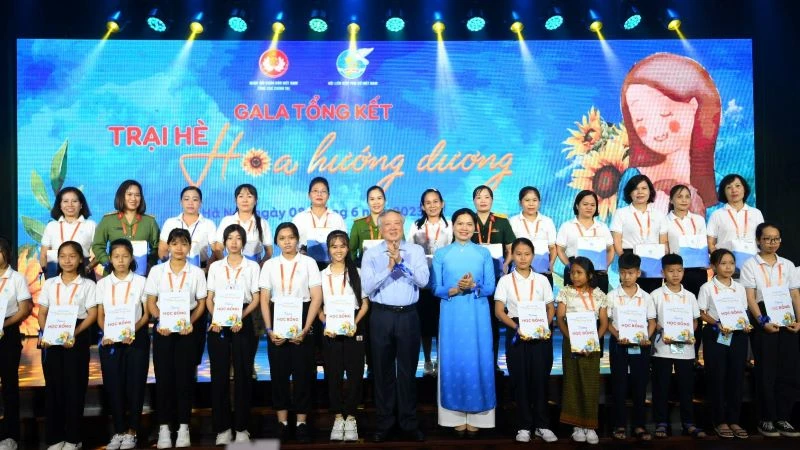 Đồng chí Nguyễn Hòa Bình và đồng chí Hà Thị Nga trao quà tặng các cặp Mẹ-Con trong chương trình Gala.