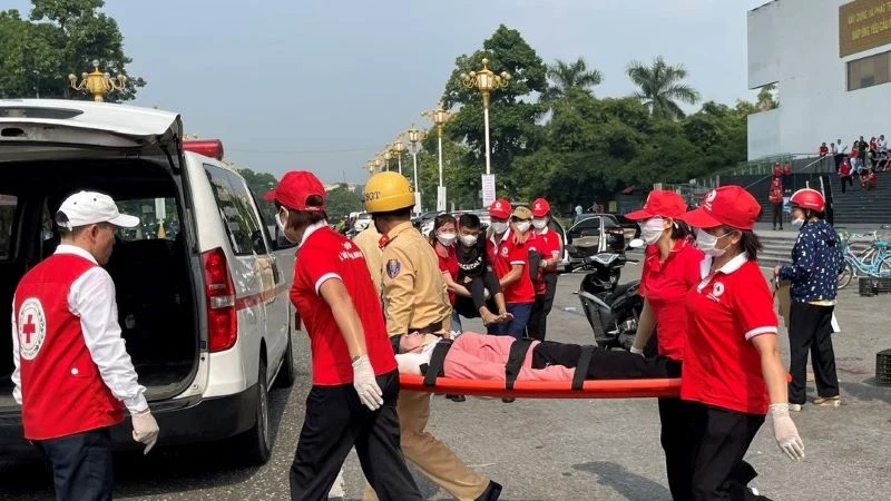 Diễn tập tình huống sơ cấp cứu.
