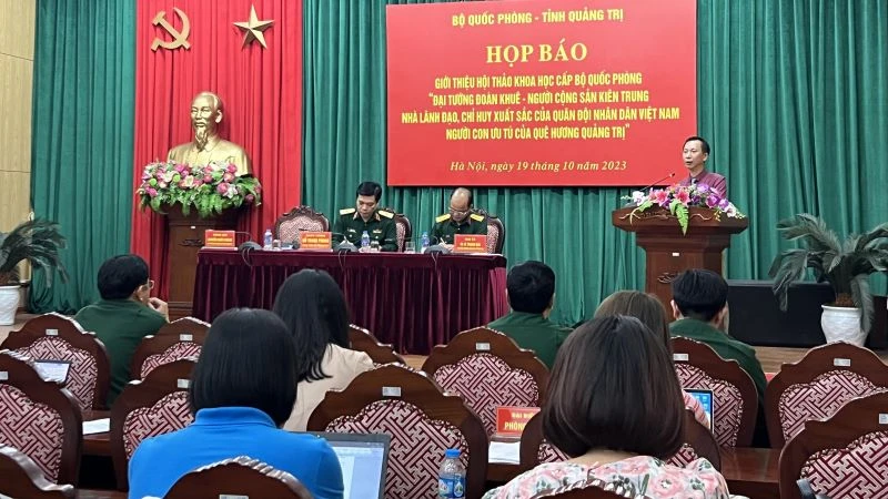 Quang cảnh buổi họp báo. 