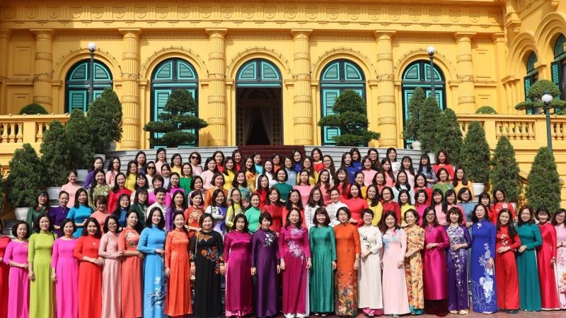  Phó Chủ tịch nước Võ Thị Ánh Xuân gặp mặt Đoàn đại biểu nữ tiêu biểu của Bộ Kế hoạch và Đầu tư. 