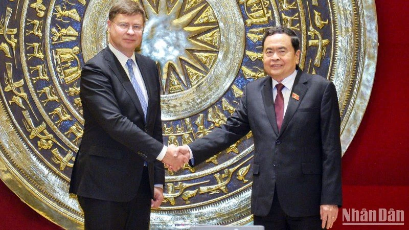 Phó Chủ tịch Thường trực Quốc hội Trần Thanh Mẫn và Phó Chủ tịch Ủy ban châu Âu (EC) kiêm Cao ủy thương mại EU Valdis Dombrovski tại buổi tiếp. (Ảnh: Duy Linh)