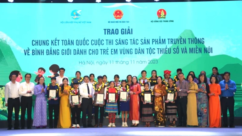 Trao giải tặng các tập thể, cá nhân có tác phẩm tiêu biểu, xuất sắc vào vòng chung kết cuộc thi. 